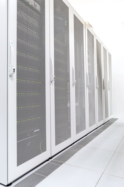 Riga di server di rete nella sala data center
 - Foto, immagini