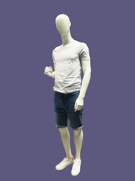 Pełnej długości manekin mężczyzna ubrany w krótkim rękawem i spodenki jeans, na białym tle na białym tle. Nie nazwy marek lub praw autorskich obiektów. - Zdjęcie, obraz