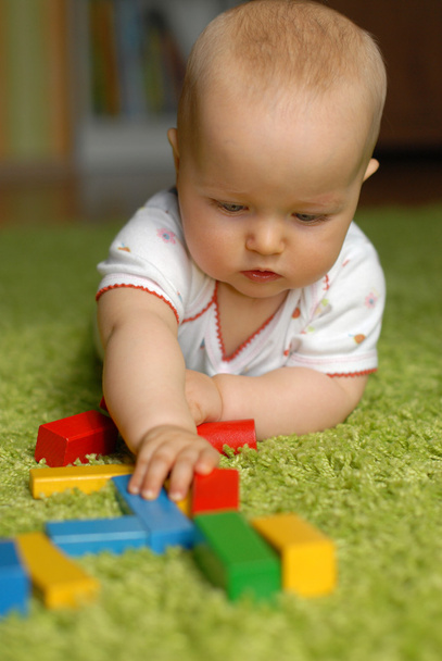 bébé jouer avec les blocs de construction
 - Photo, image