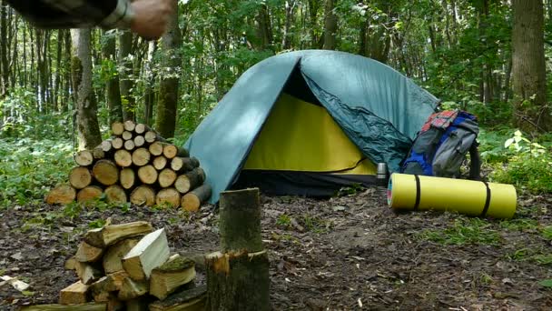Tourisme couper du bois près de tente camping. Ralentir le mouvement fermer
 - Séquence, vidéo