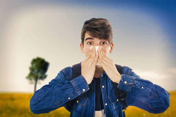 alergia, estornudos jóvenes con pañuelo
 - Foto, imagen