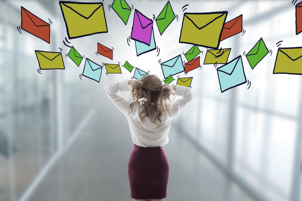 donna in ufficio stressato con e-mail e spam
 - Foto, immagini