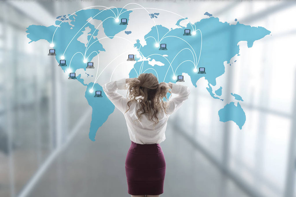επιχειρήσεων γυναίκα τόνισε με το χάρτη και διεθνούς δικτύου - Φωτογραφία, εικόνα