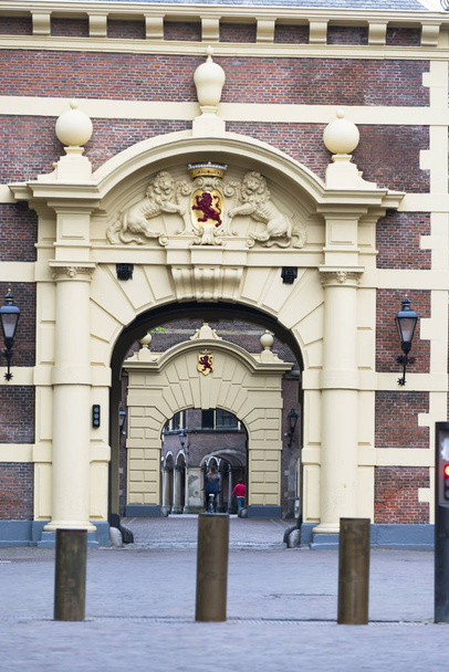 Haag, Nizozemsko - 8. července 2015: Vstup do náměstí, Binnenhof politického středu Nizozemska, která zahrnuje Riderzaal, Rytířský sál. - Fotografie, Obrázek