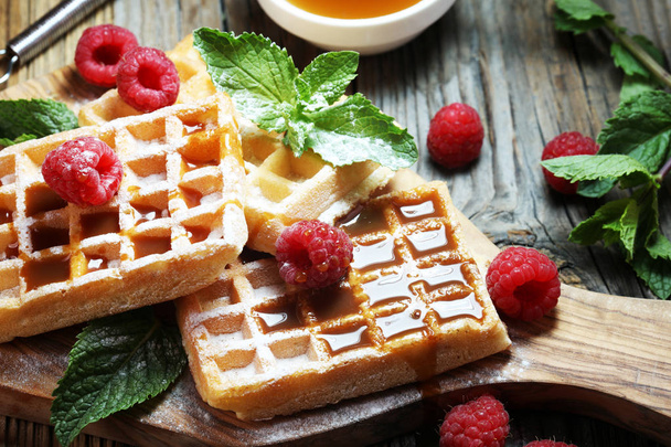 Taze nane, şeker ve ahududu ile geleneksel Belçika Waffle - Fotoğraf, Görsel