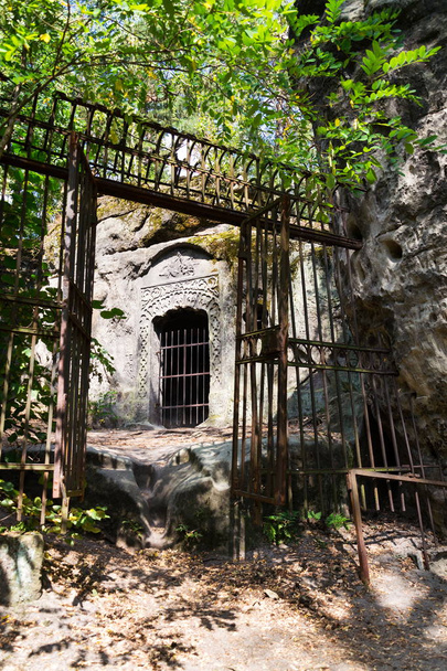 Cueva de arenisca artificial Klacelka cerca de Libechov, República Checa
 - Foto, Imagen