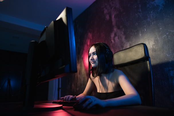 Huolestunut tyttö gamer kuulokkeet pelaa verkkopelejä valmistautuu osallistumaan kansainvälisiin kilpailuihin e-urheilu
. - Valokuva, kuva