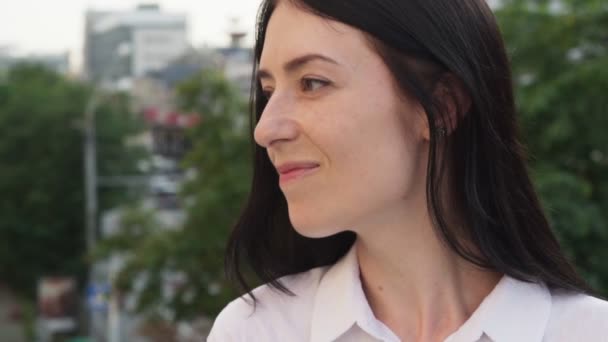 Close-up gezicht van gelukkig succesvol volwassen zakenvrouw zoekt weg in de stad - Video