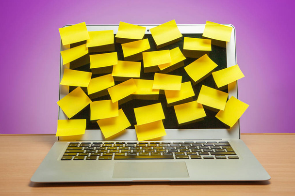 Laptop pełen wyświetlania w przypomnienia żółte naklejki - Zdjęcie, obraz