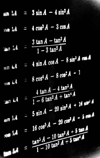 Un gran numero di formule matematiche su sfondo nero
 - Foto, immagini