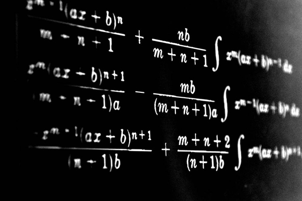 Grand nombre de formules mathématiques sur fond noir
 - Photo, image