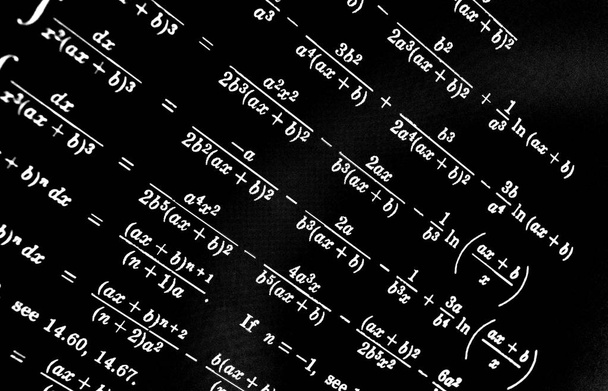 Groot aantal wiskundige formules op een zwarte achtergrond - Foto, afbeelding