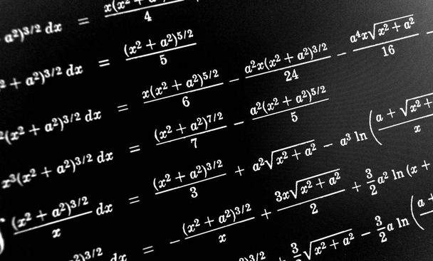 Gran número de fórmulas matemáticas sobre fondo negro
 - Foto, imagen