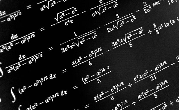 Gran número de fórmulas matemáticas sobre fondo negro
 - Foto, imagen