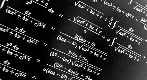 Suuri määrä matemaattisia kaavoja mustalla taustalla
 - Valokuva, kuva