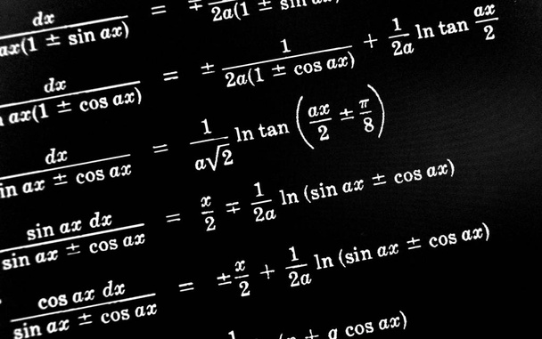 Grand nombre de formules mathématiques sur fond noir
 - Photo, image