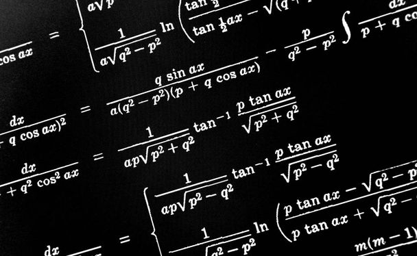Μεγάλο αριθμό των μαθηματικών τύπων σε μαύρο φόντο - Φωτογραφία, εικόνα