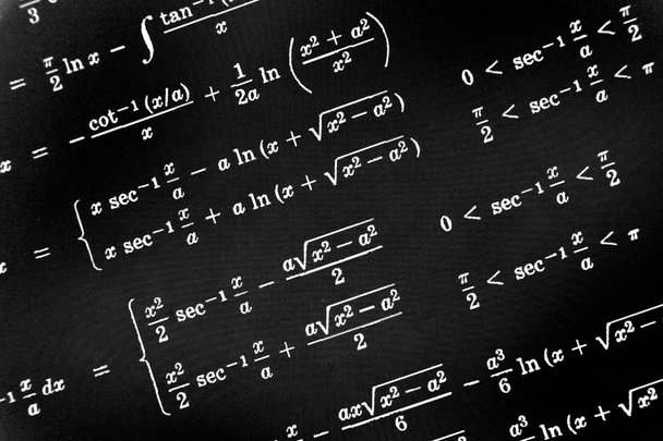 Grande número de fórmulas matemáticas em um fundo preto
 - Foto, Imagem
