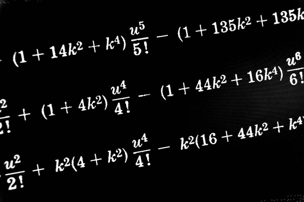 große Anzahl mathematischer Formeln auf schwarzem Hintergrund - Foto, Bild