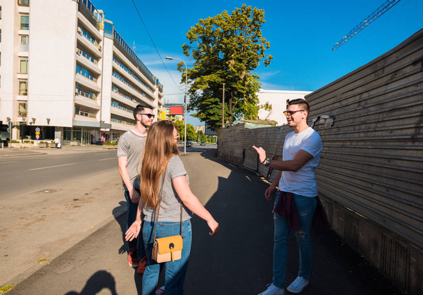 Skupina mladých nejlepší přátelé baví společně chůzi na ulici města - Fotografie, Obrázek