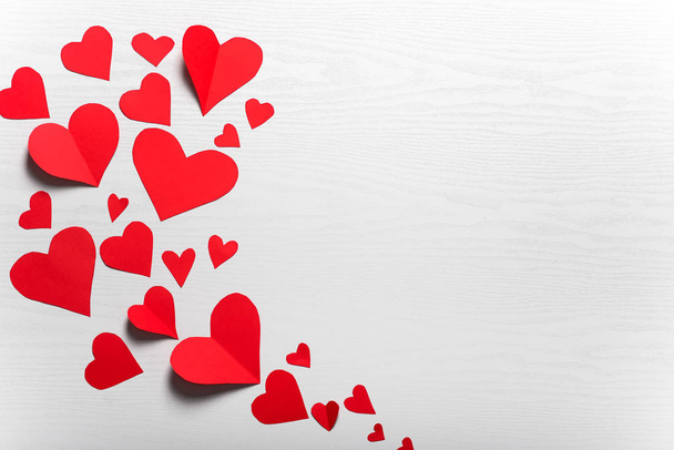 Fából készült fehér háttér piros szív. A koncepció-Valentin nap. - Fotó, kép