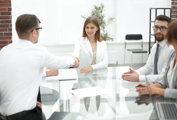 handshake business people in a modern office - Zdjęcie, obraz