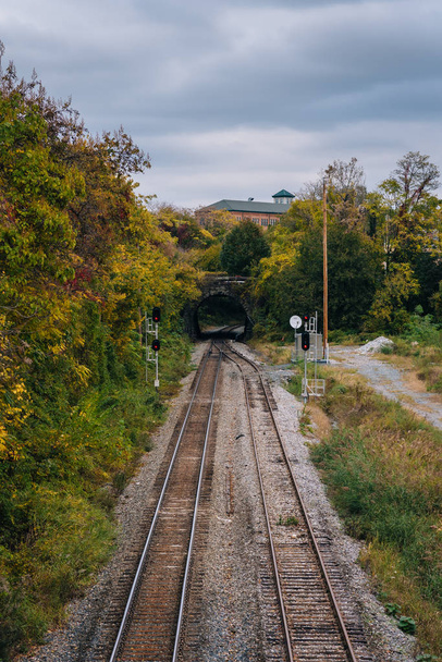 Railroad tracks in Remington, Baltimore, Maryland - 写真・画像