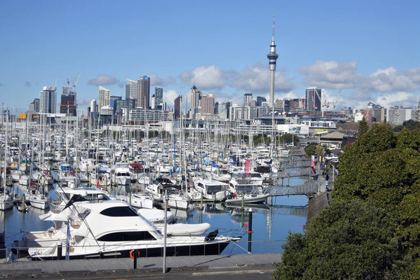 Auckland - Aug 07 2018:Aerial tájkép jachtok ellen Auckland belvárosi skyline Új-Zéland. - Fotó, kép