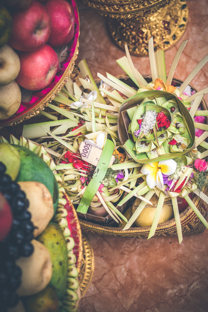 Ofertas balinesas tradicionais para Deuses com frutas na cesta
. - Foto, Imagem