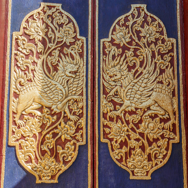 木彫りの Buruan、バリ、インドネシア バリ島ヒンドゥー教の寺院の入り口の門の扉. - 写真・画像