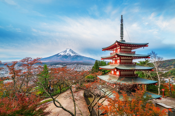 Mount Fuji und Chureito Pagode bei Sonnenaufgang im Herbst, Japan. die Pagode befindet sich im arakura sengen-Schrein, wo Touristen Mt Fuji vom Panoramablick aus sehen können, einem der berühmtesten Ausblicke auf den Fuji-Berg. - Foto, Bild