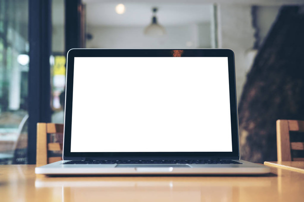 Attrappe von Laptop mit weißem Bildschirm auf Holztisch im Café - Foto, Bild