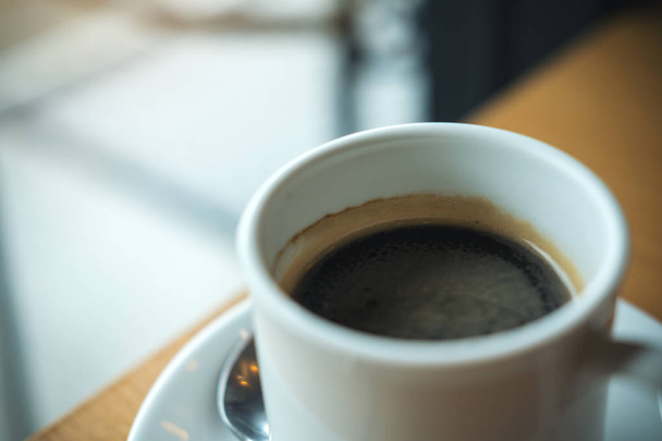 Imagem de close-up de xícara de café quente na mesa de madeira vintage no café - Foto, Imagem