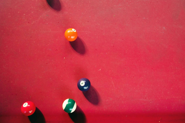 Bolas de billar sobre una mesa roja
 - Foto, Imagen