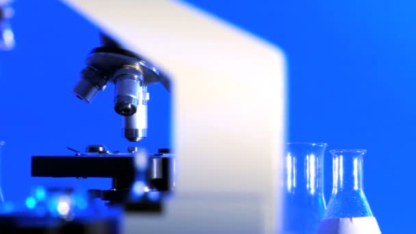 Лабораторне обладнання використовується для наукових медичних досліджень
 - Кадри, відео
