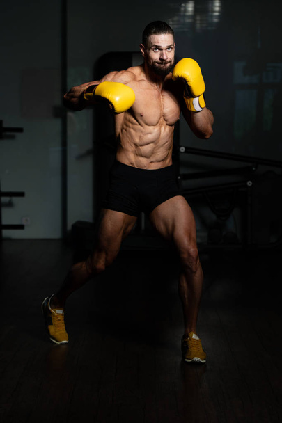 Yakışıklı adam sarı boks eldiven boks hakkında Film için fikir - sağlıklı bir yaşam tarzı kavramı - spor salonunda boks- - Fotoğraf, Görsel