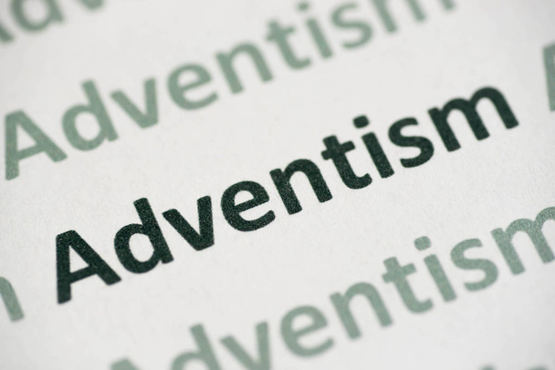 palabra adventismo impreso en papel blanco macro
 - Foto, Imagen
