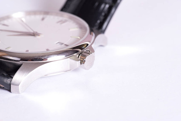 Primer plano de un elegante reloj de pulsera
 - Foto, imagen