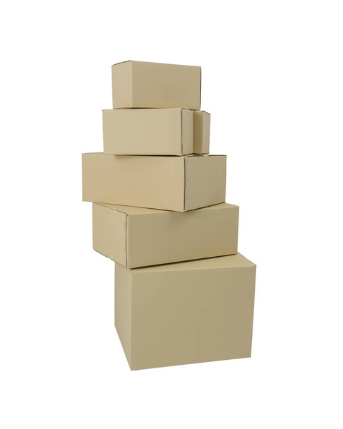 Cajas de cartón en diferentes tamaños cajas apiladas aisladas sobre fondo blanco con ruta de recorte
 - Foto, Imagen