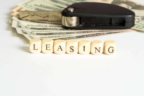 Leasing, dollarin seteleitä ja auton avain
 - Valokuva, kuva