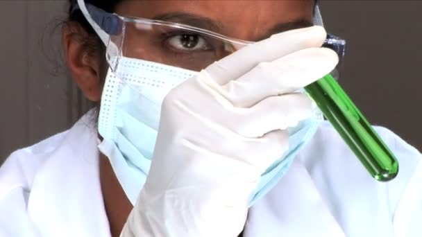 Nahaufnahme einer Wissenschaftlerin untersucht ein Reagenzglas - Filmmaterial, Video