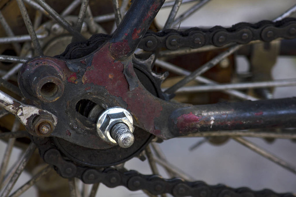 Cadena de bicicleta vieja Manchado de aceite
 - Foto, imagen