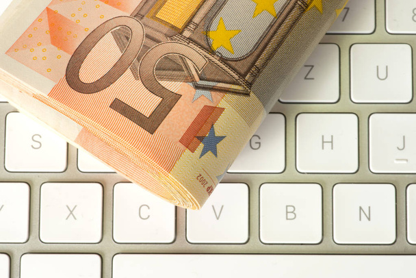 Euro-számlák és a számítógép - Fotó, kép