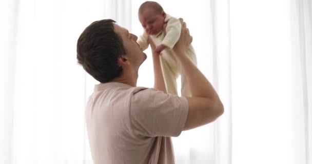 Ο άνθρωπος με μικρή νεογέννητο στο σπίτι - Πλάνα, βίντεο