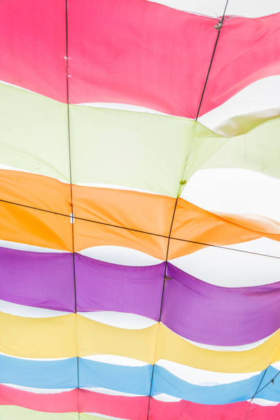 Tecido colorido abstrato pendurado no topo para cobrir o sol em celebração
. - Foto, Imagem