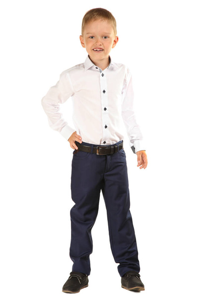 El niño sonríe con uniforme escolar aislado de blanco. Concepto uniforme escolar
. - Foto, Imagen