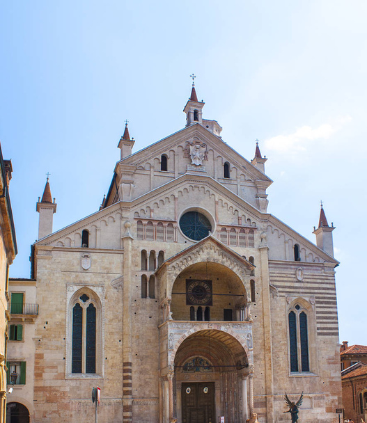 Vérone, Italie - 21 juin 2018 : Cathédrale de Vérone de style roman (1187 - Patrimoine mondial de l'UNESCO) - Santa Maria Matricolare
 - Photo, image