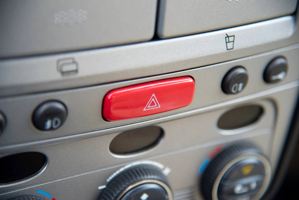 Un interruptor para las luces de peligro en el coche
 - Foto, Imagen
