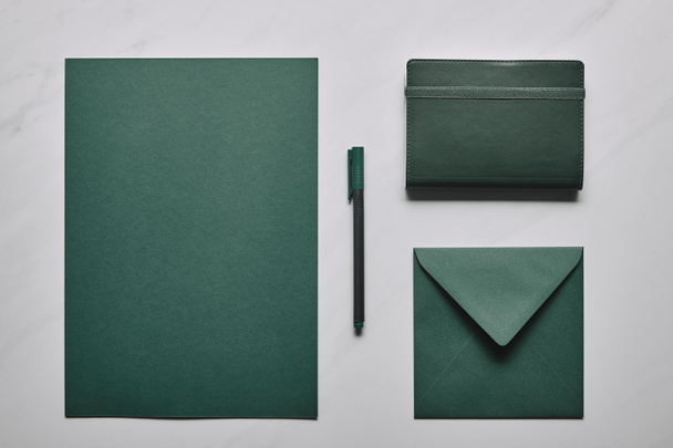 Navrhnete šablonu pro dopis v zelené barvě na bílém mramorovém pozadí - Fotografie, Obrázek