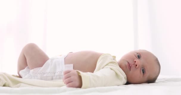 Μικροσκοπικό νεογέννητο μωρό σε λευκό γκρο πλαν - Πλάνα, βίντεο